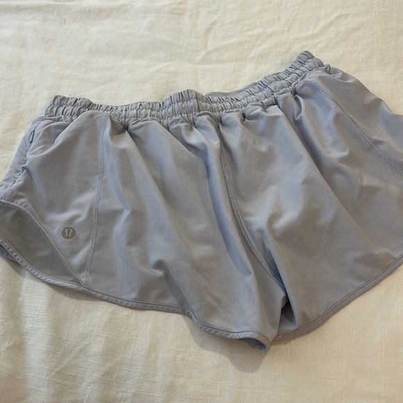 Lululemon Hotty Hot Shorts 2.5 Inseam - Picture 3 of 6